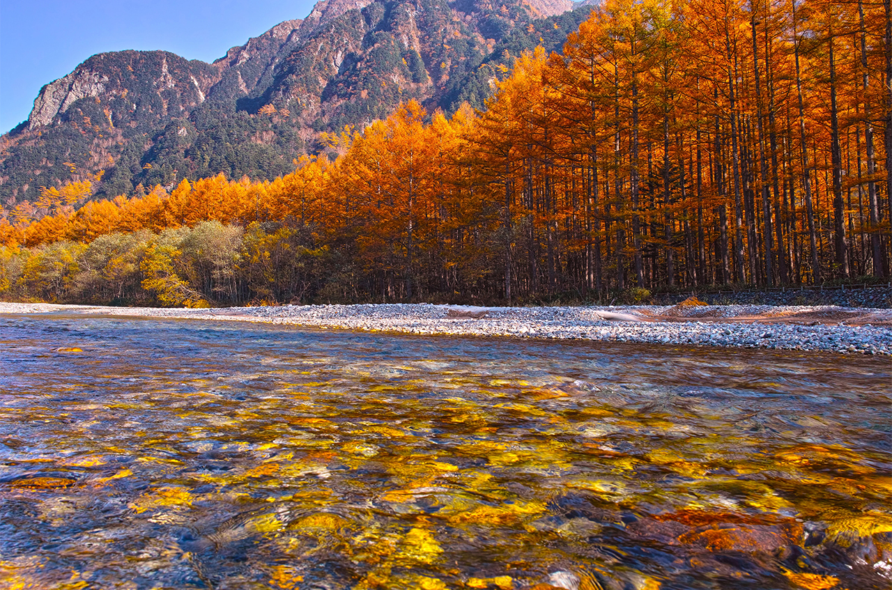 Walk leisurely along the hiking trail and enjoy the clear water and beautiful scenery on both sides of the river
