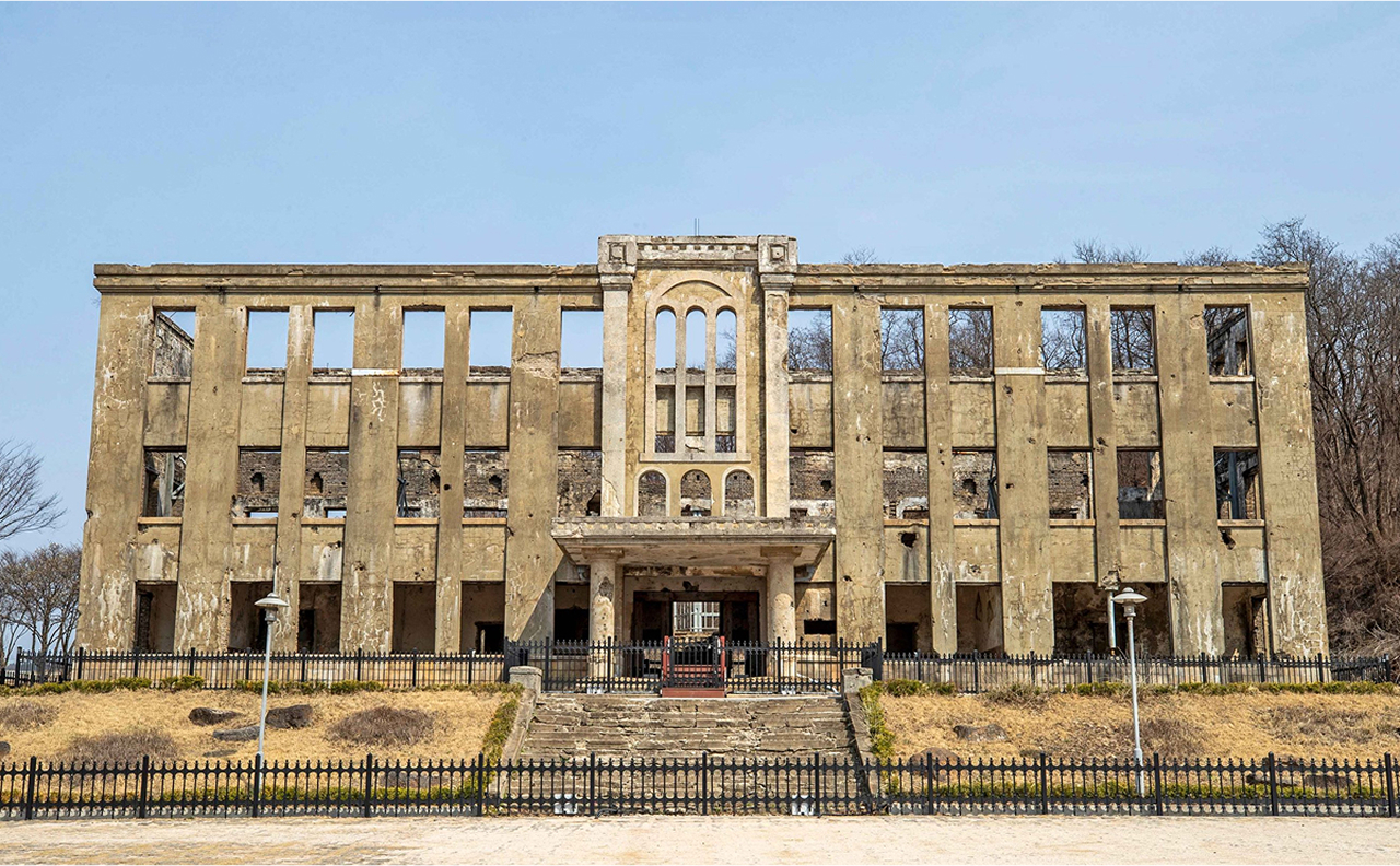 這座建築曾是韓戰期間的關鍵據點，如今則作為過往的見證。🏛️✨ 探索北韓前勞動黨總部，這座建築是朝鮮半島動盪歷史和分裂傷痕的有力象徵。