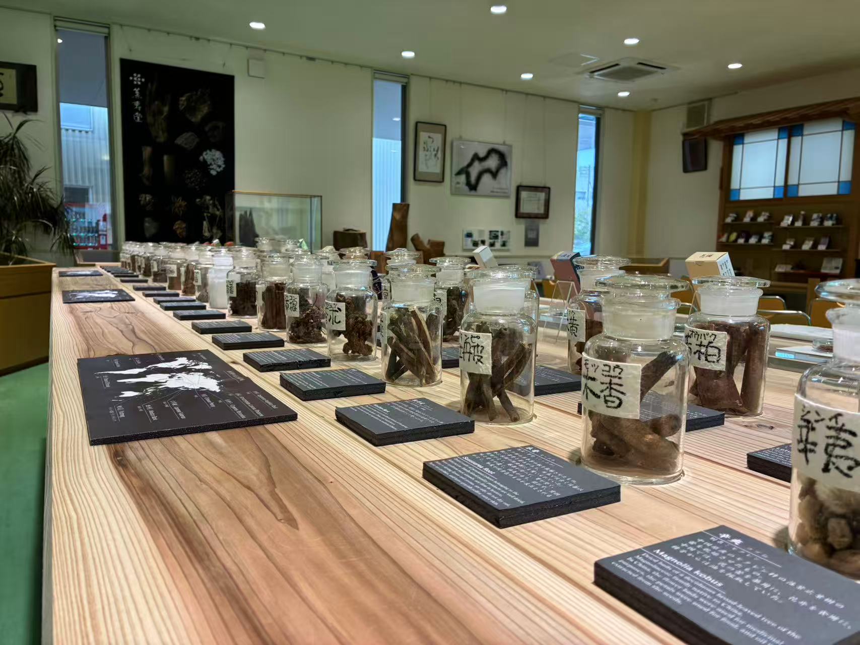 薰壽堂的故事要從一根飄洋過海的木頭說起，有各種線香，各種獨特的味道，還有咖啡味的，裡面還有很多特別的設計，非常的精美。作為伴手禮的首選。雖是店鋪，但不強制購買，期待將來行程裡可以有個自己定製線香的活動，我們在努力！
