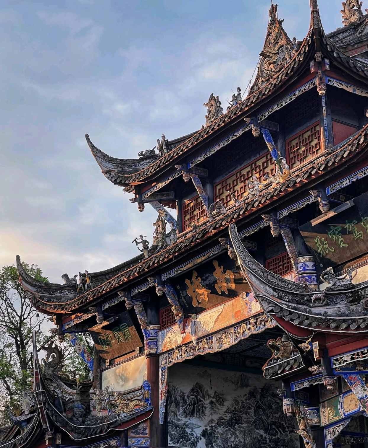 都江堰是當今世界年代久遠、唯一留存、以無壩引水為特徵的宏大水利工程。它充分利用當地西北高、東南低的地理條件,根據江河出山口處特殊的地形、水脈、水勢,乘勢利導,無壩引水,自流灌溉,使堤防、分水、洩洪、排沙、控流相互依存,共為體系,保證了防洪、灌溉、水運和社會用水綜合效益的充分發揮。結束三星堆遊玩,大約在下午兩點,將抵達【都江堰】。在這一次行程中,我們將遊覽南橋,打卡都江堰藍眼淚綺美的夜景。 都江堰是當今世界年代久遠、唯一留存、以無壩引水為特徵的宏大水利工程。它充分利用當地西北高、東南低的地理條件,根據江河出山口處特殊的地形、水脈、水勢,乘勢利導,無壩引水,自流灌溉,使堤防、分水、洩洪、排沙、控流相互依存,共為體系,保證了防洪、灌溉、水運和社會用水綜合效益的充分發揮。結束三星堆遊玩,大約在下午兩點,將抵達【都江堰】。在這一次行程中,我們將遊覽南橋,打卡都江堰藍眼淚綺美的夜景。