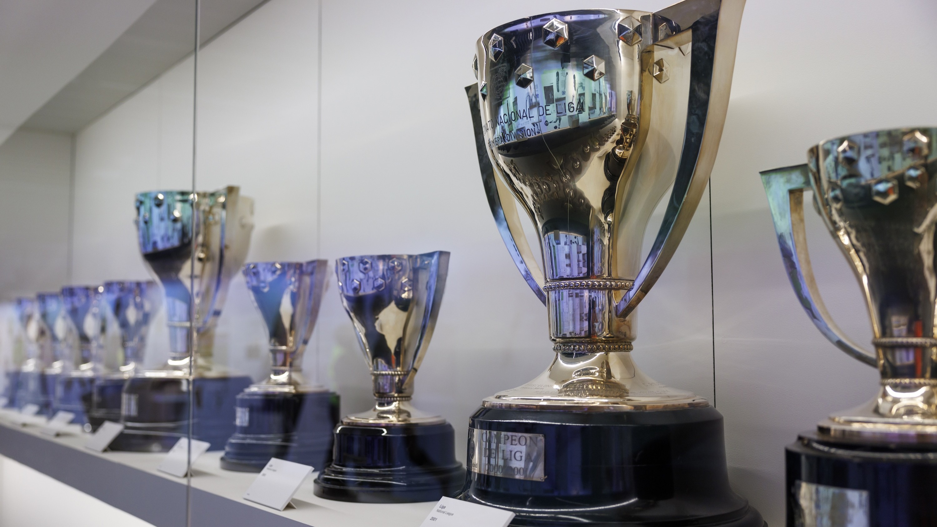 凝視皇家馬德里閃閃發光的聯賽獎盃,慶祝其無與倫比的輝煌成就 凝視皇家馬德里閃閃發光的聯賽獎盃,慶祝其無與倫比的輝煌成就