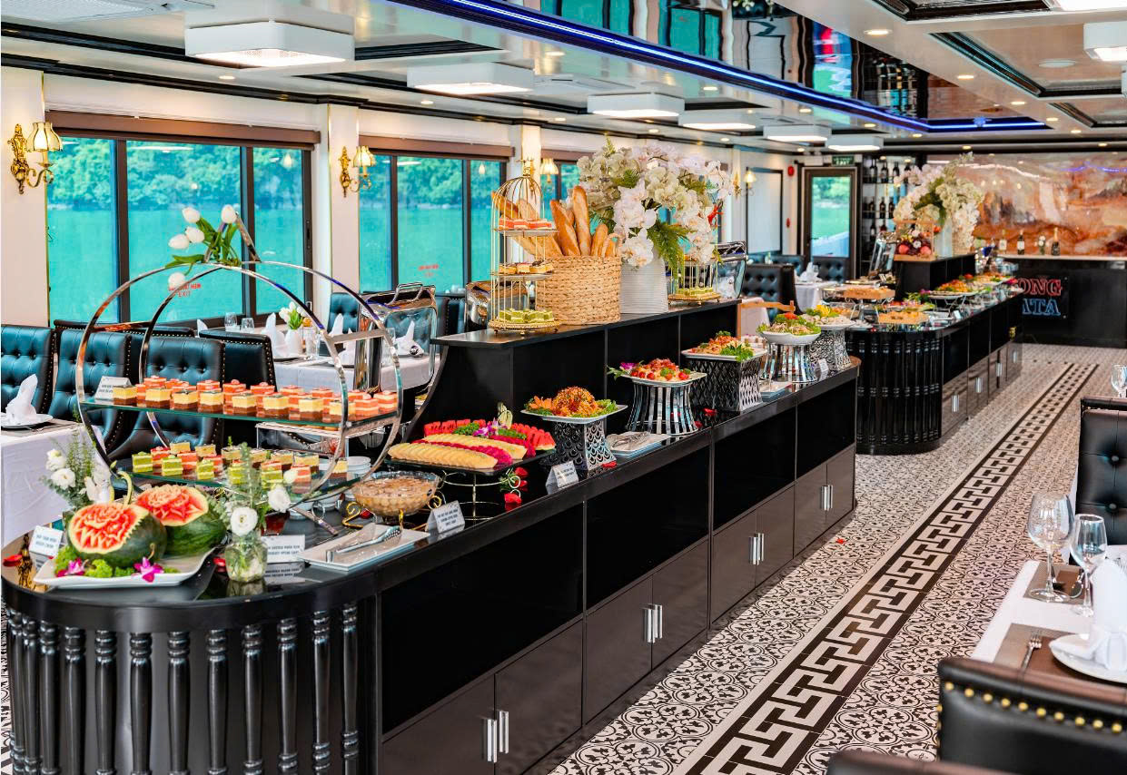 登上豪華餐廳,盡享精緻美饌,無論是肉食、海鮮愛好者或素食者,都能找到心儀的美味。 登上豪華餐廳,盡享精緻美饌,無論是肉食、海鮮愛好者或素食者,都能找到心儀的美味。