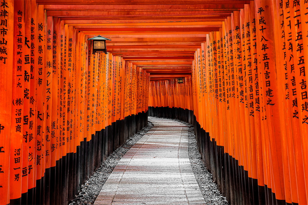 The most famous sight is the “Thousand Torii Gates”** – thousands of vermilion torii gates winding up Mount Inari, forming a dreamlike tunnel, one of Japan’s most iconic photography scenes.