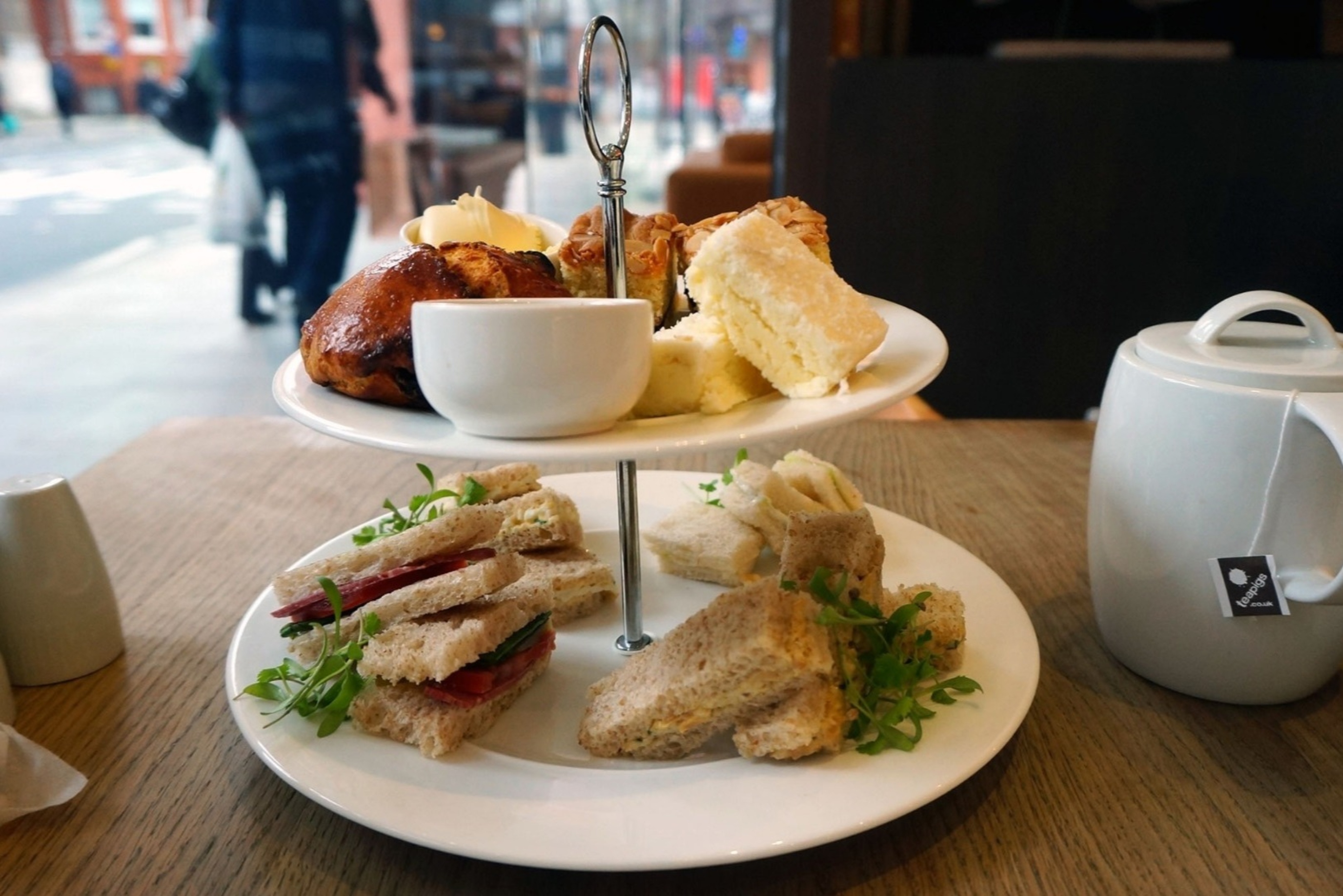 享用多款糕點、手指三明治,搭配散裝茶葉或花草茶。 享用多款糕點、手指三明治,搭配散裝茶葉或花草茶。