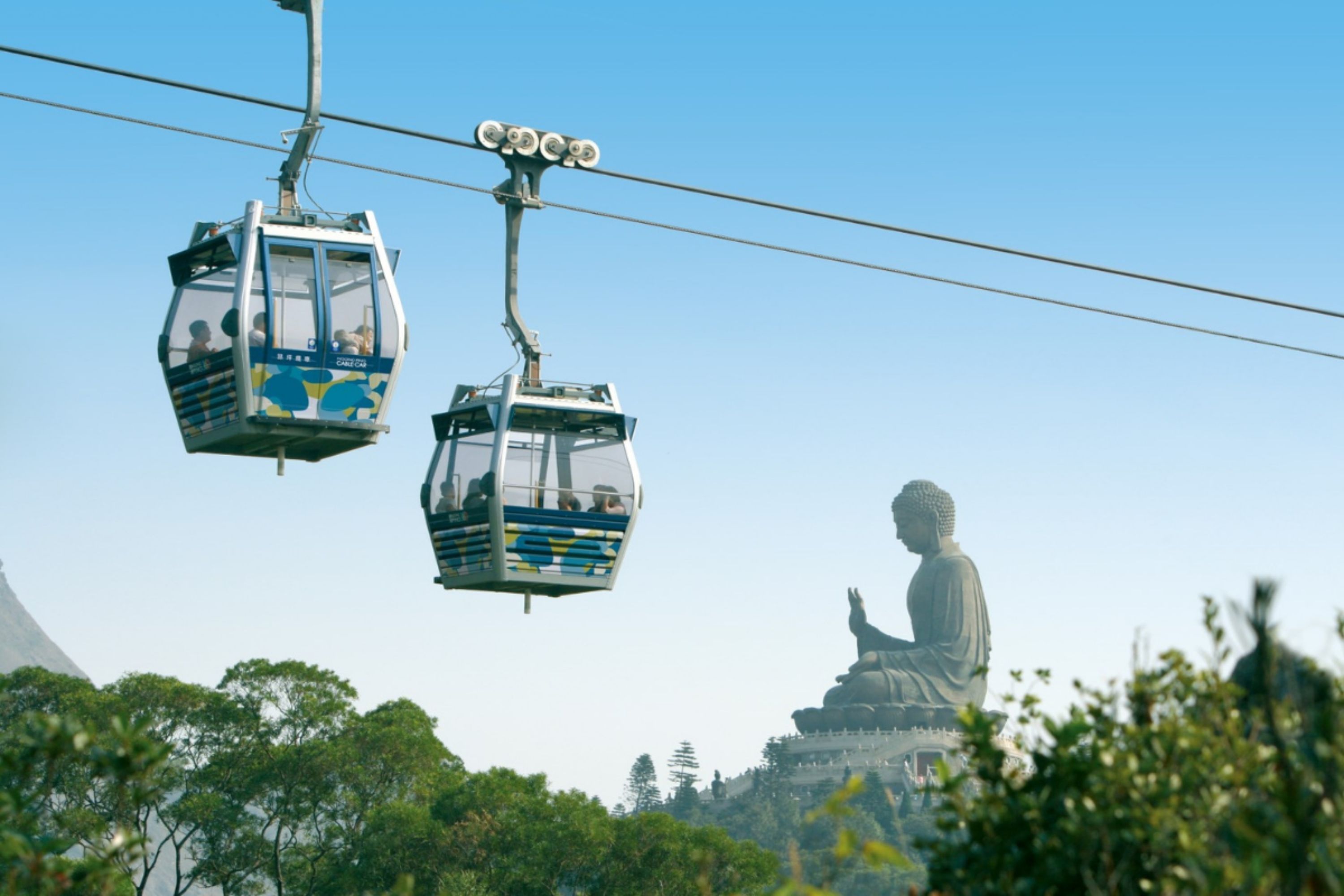 昂坪360被譽為世界十大最佳纜車體驗，獨佔東涌灣、大嶼山、昂坪山頂的壯麗港灣景色，抵達昂坪高地更可造訪巨型青銅坐佛天壇大佛、大型戶外木刻群「心經簡林」，開啟高處飽覽大嶼山絕美風光的纜車之旅。馬上遊走昂坪山地，享受大自然的洗禮，療癒你的身心吧！