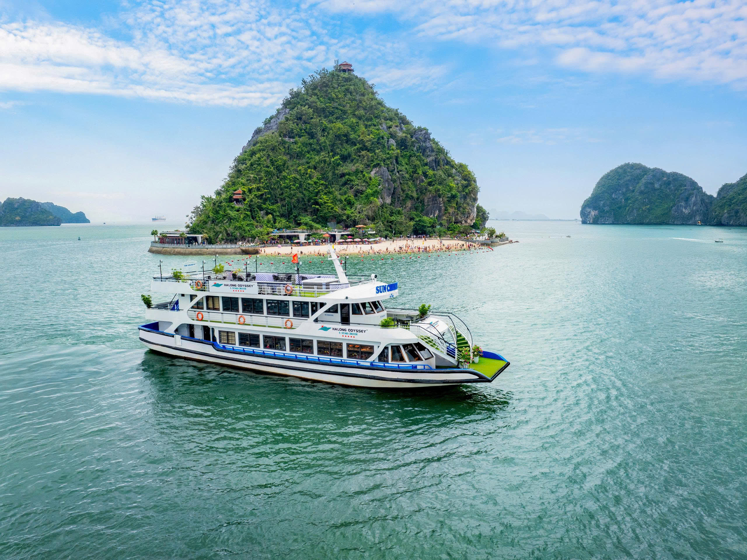 歡迎登上「下龍奧德賽豪華遊輪」!我們保證您將在探索世界遺產的旅程中,擁有難忘的美好時光。 歡迎登上「下龍奧德賽豪華遊輪」!我們保證您將在探索世界遺產的旅程中,擁有難忘的美好時光。