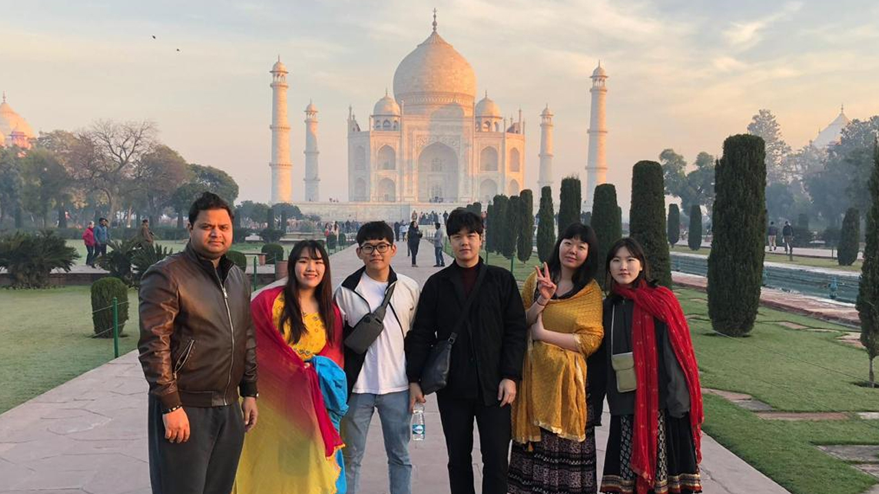 From Delhi: Private Day Trip to Agra by Gatiman Express Train
