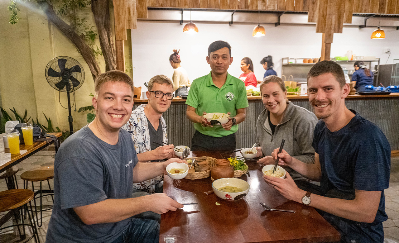 品嚐一碗Nom Banchork，這是柬埔寨的標誌性米粉菜餚，搭配新鮮香草和美味醬汁。您的導遊將解釋其。