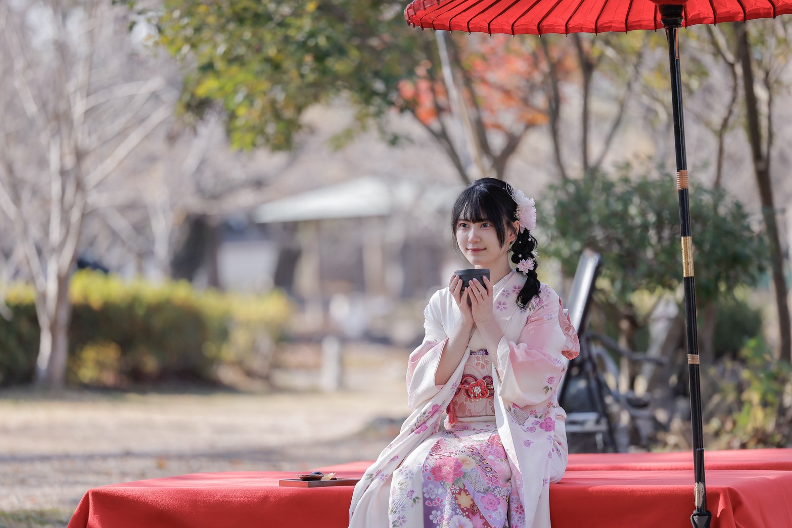 穿著和服享受寧靜的下午茶時光。