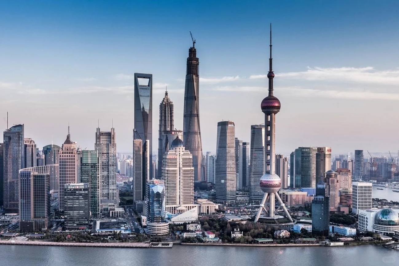 東方明珠與隔江的外灘萬國建築博覽群交相輝映是集都市觀光、時尚餐飲、購物娛樂、歷史陳列等多功能於一體的上海市標誌性建築之一