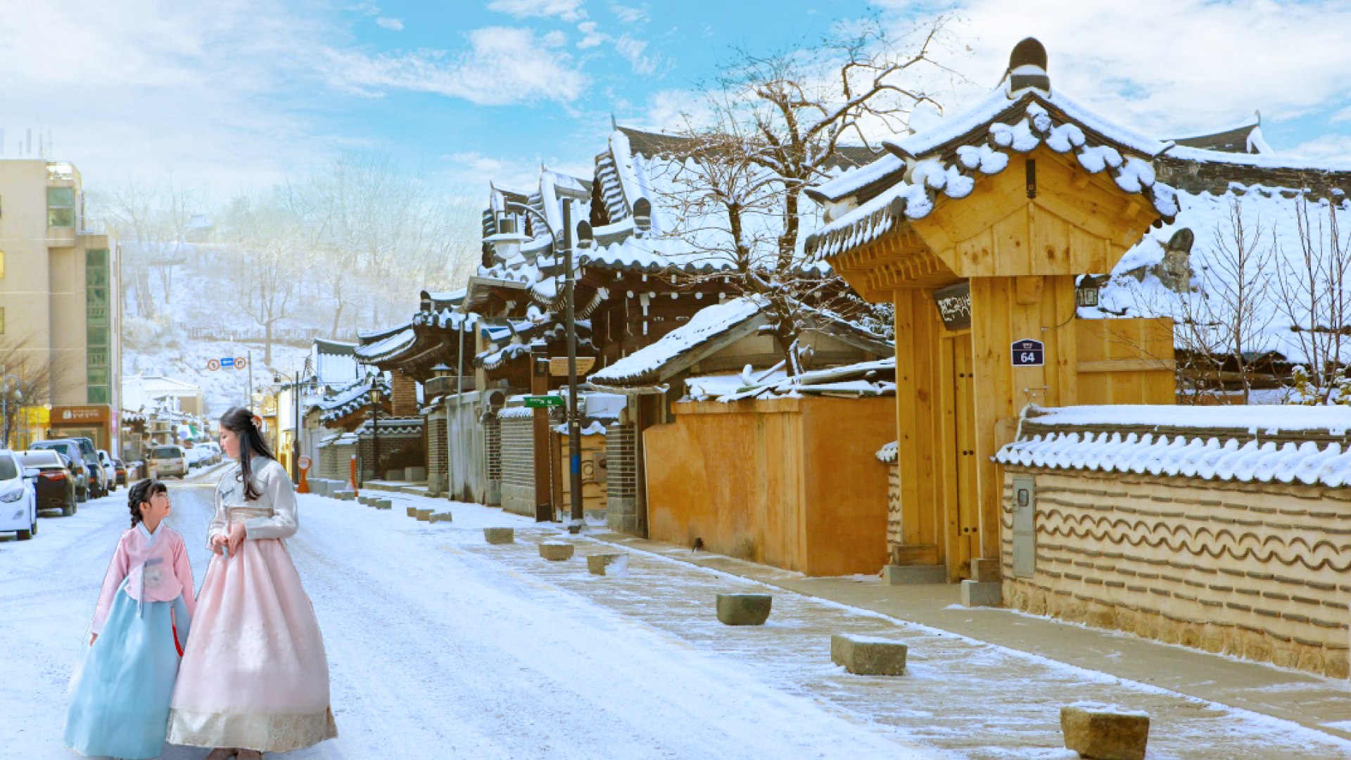 傳統韓式建築與蜿蜒古巷，當春花盛開，宛如步入一幅古典山水畫。