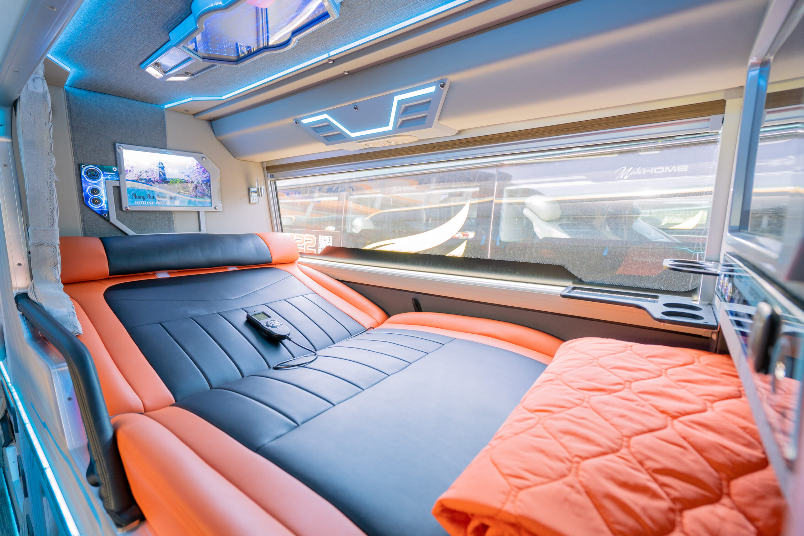 設施：空調、USB充電器、閱讀燈、私人空間窗簾、毛毯、枕頭、水