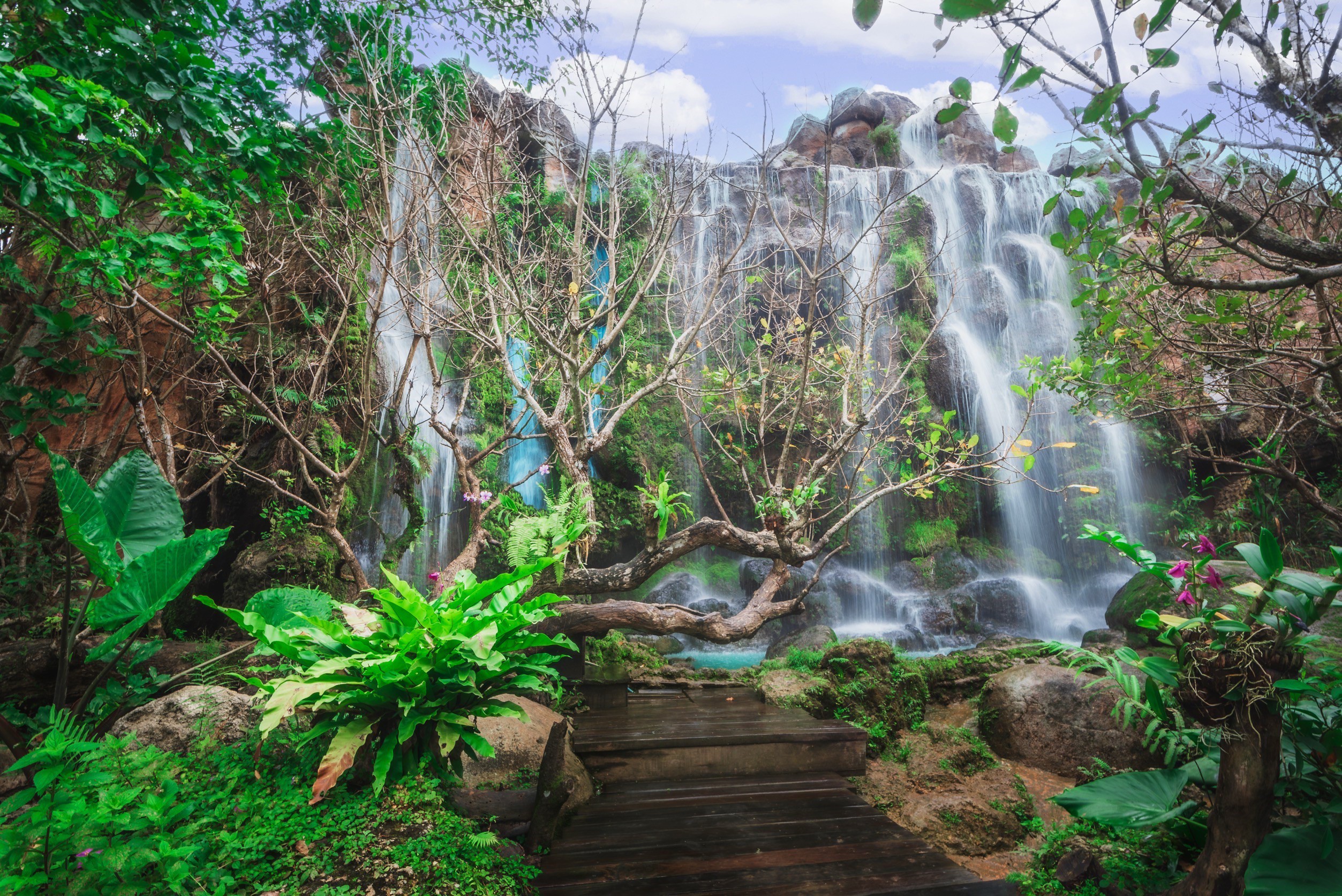 將在寧靜的公園裡看到美麗的瀑布、花園和天使雕像 將在寧靜的公園裡看到美麗的瀑布、花園和天使雕像