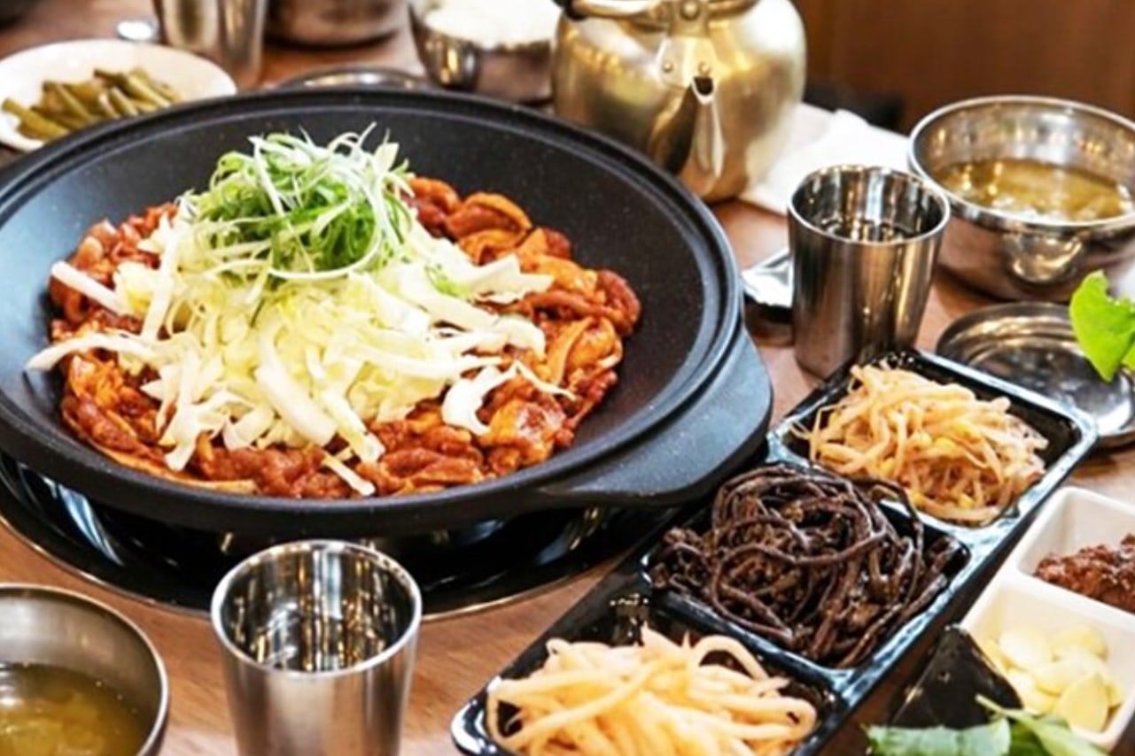 盡情品嚐濟州美食的溫暖滋味，香氣四溢的黑豬肉辣炒（duruchigi）搭配各式精緻小菜，絕對讓您食指大動。