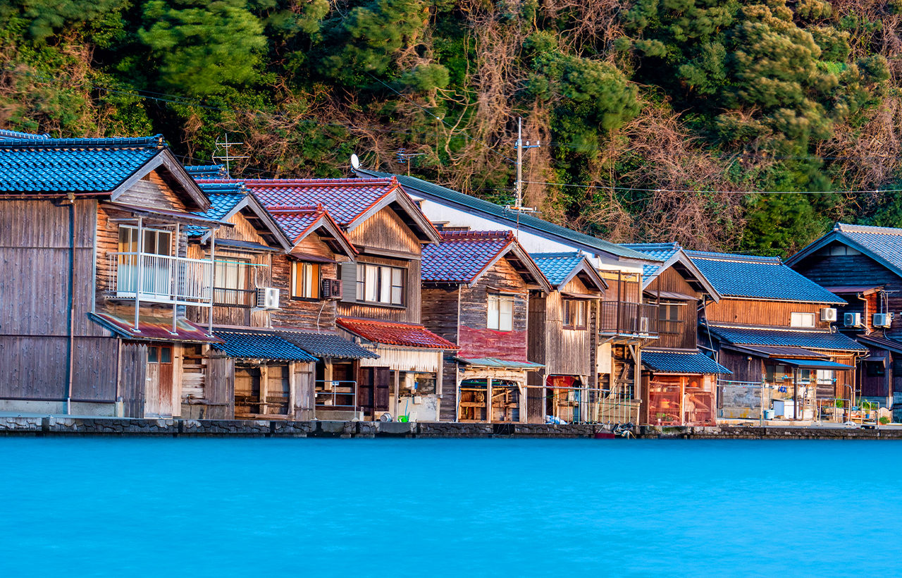 The transparent and beautiful sea, the deep green mountains, the rapidly changing colors of the sky, and the colors of the funaya buildings that represent the Japanese style, these are the colors of pure nature that can only be experienced in Ine Town. Th