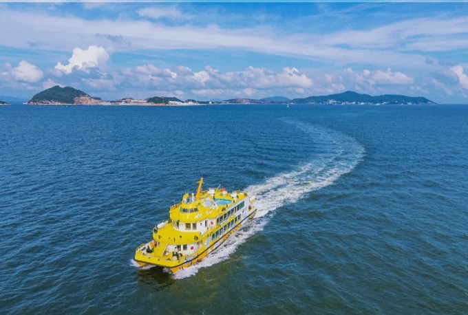 港珠澳大橋遊船:從海上仰望,大橋如巨龍橫跨碧波,近距離駛過“風帆”“海豚”“中國結”等造型各異的巨型橋塔。船行途中,可眺望珠海現代城景、澳門天際線與香港遠山,三地風光盡收眼底。 港珠澳大橋遊船:從海上仰望,大橋如巨龍橫跨碧波,近距離駛過“風帆”“海豚”“中國結”等造型各異的巨型橋塔。船行途中,可眺望珠海現代城景、澳門天際線與香港遠山,三地風光盡收眼底。