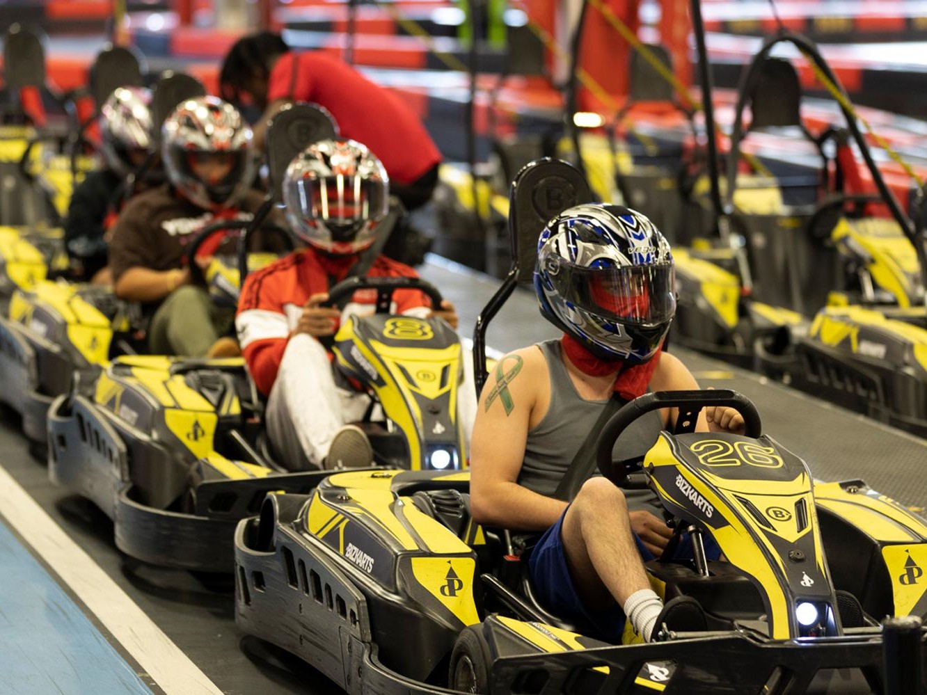 在驚險刺激的室內卡丁車賽道上飛馳，享受快節奏的樂趣和刺激