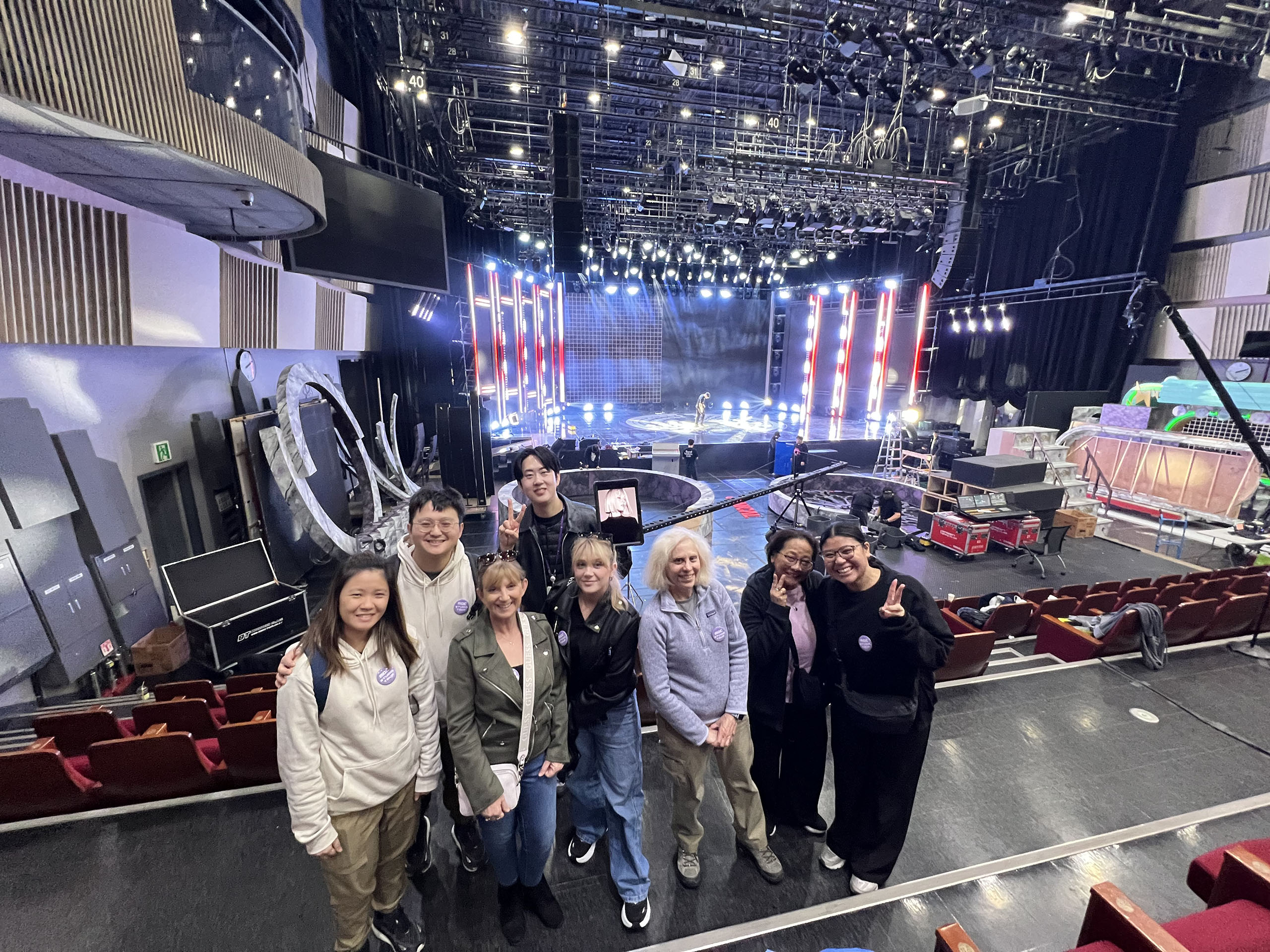 在車站周圍旅行，並藉此機會與名人見面。