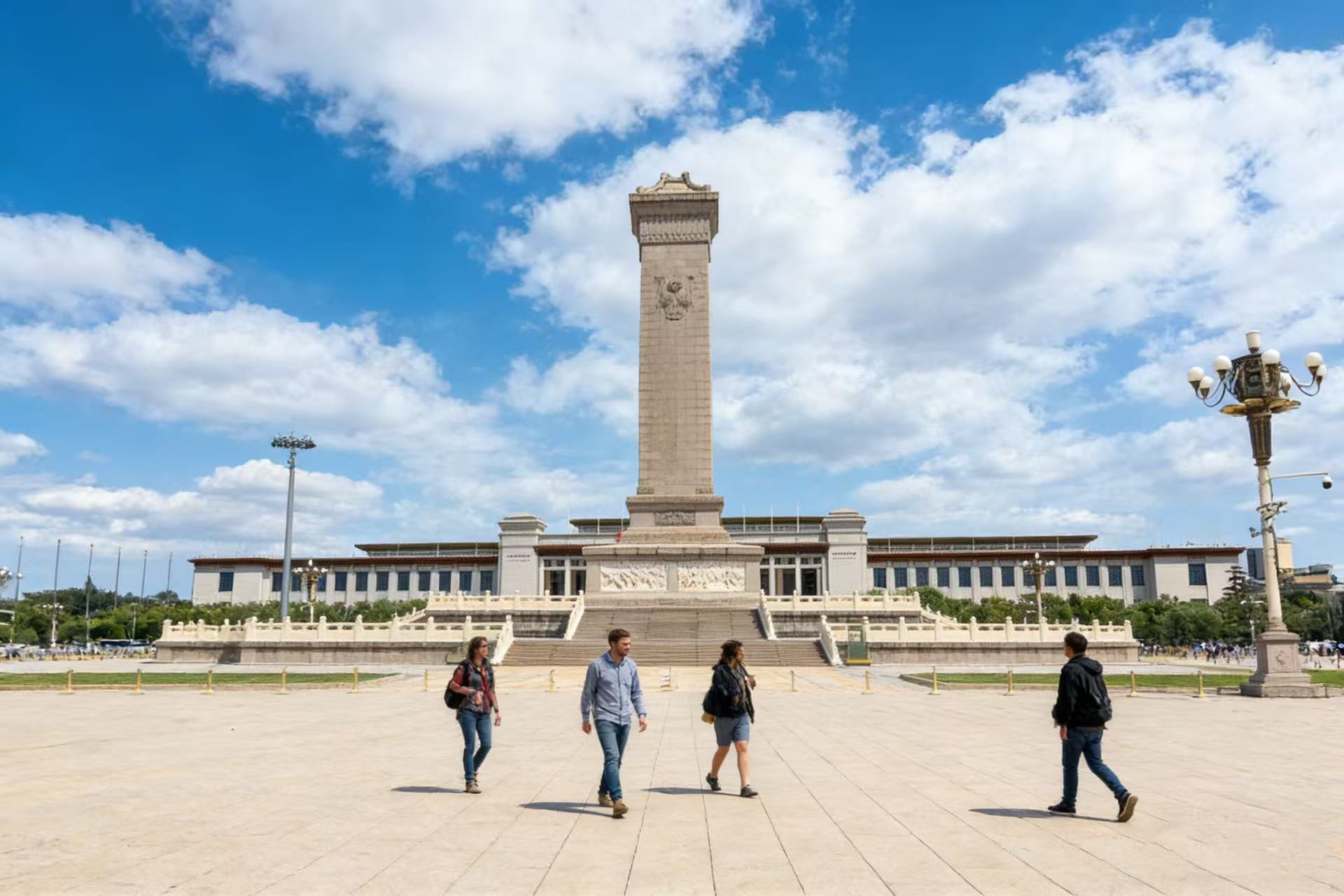 用餐完畢後,我們將前往舉世聞名的天安門廣場。作為全球最大的城市廣場之一,這裡承載著深厚的歷史底蘊與民族記憶。步入廣場,首先映入眼簾的便是莊嚴肅穆的人民英雄紀念碑,它巍峨屹立,靜靜訴說著先烈們為國家獨立、人民解放所做出的卓越犧牲與不朽貢獻。
壯觀的人民大會堂氣勢恢宏, 這裡不僅是全國人民代表大會的召開之地,也是全國人民代表大會常務委員會的日常辦公場所。
在遊覽過程中,專業導遊將為您詳細講述廣場上曾發生的諸多重大歷史事件,帶您深入領略天安門廣場的磅礴氣勢與濃厚的歷史文化氛圍,讓您收穫一段難忘的旅行體驗。 用餐完畢後,我們將前往舉世聞名的天安門廣場。作為全球最大的城市廣場之一,這裡承載著深厚的歷史底蘊與民族記憶。步入廣場,首先映入眼簾的便是莊嚴肅穆的人民英雄紀念碑,它巍峨屹立,靜靜訴說著先烈們為國家獨立、人民解放所做出的卓越犧牲與不朽貢獻。
壯觀的人民大會堂氣勢恢宏, 這裡不僅是全國人民代表大會的召開之地,也是全國人民代表大會常務委員會的日常辦公場所。
在遊覽過程中,專業導遊將為您詳細講述廣場上曾發生的諸多重大歷史事件,帶您深入領略天安門廣場的磅礴氣勢與濃厚的歷史文化氛圍,讓您收穫一段難忘的旅行體驗。