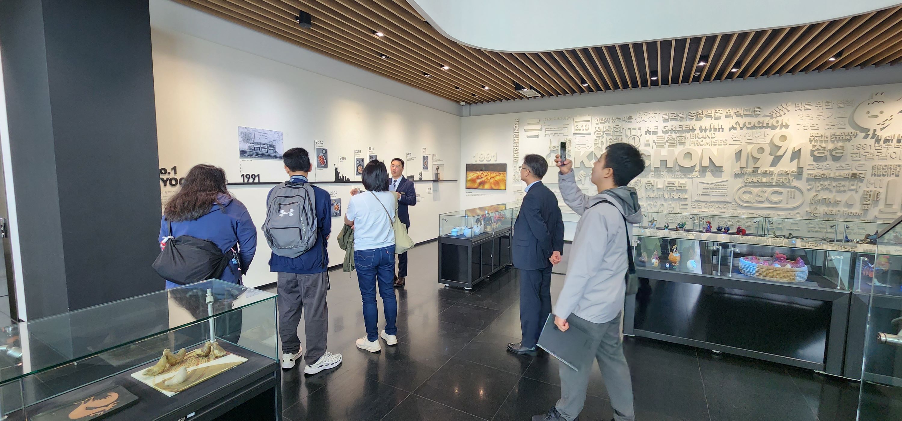 自1991年以來，Kyochon革新了韓式炸雞，深受世界各地人民的喜愛，是韓國最受歡迎的炸雞品牌。