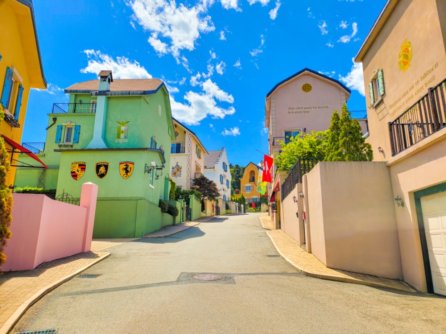 這裡也是熱門的拍照打卡點，能欣賞美麗山景，感受韓國獨特的歐式風情。