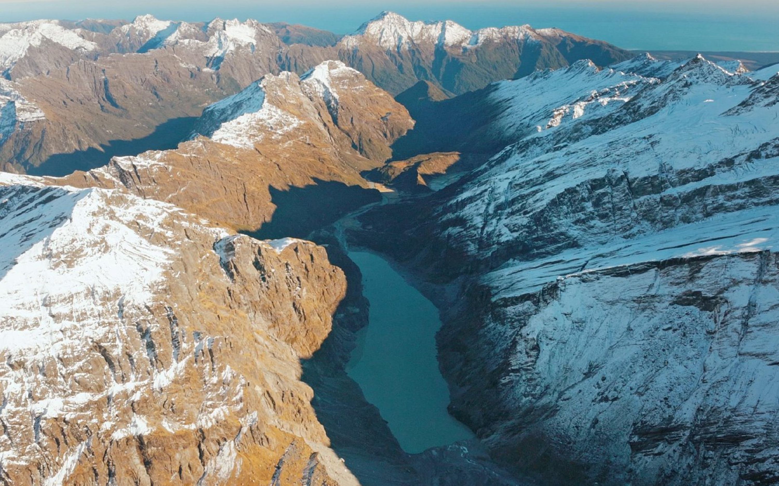 在難忘的風景探險中飛越冰川和高山景觀