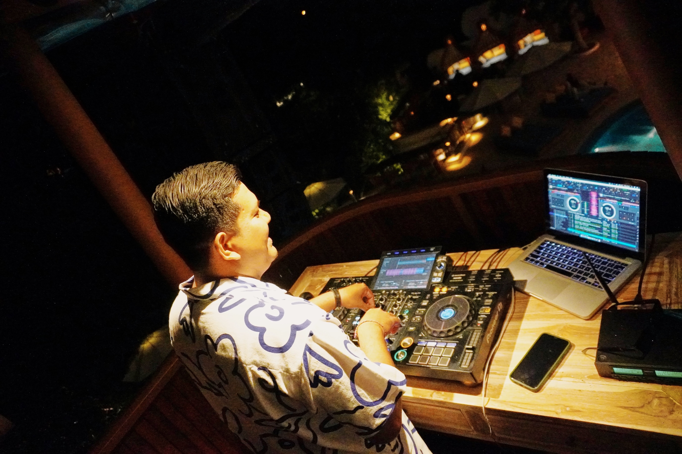 烏布巴厘島圖茹熱帶俱樂部和酒廊 (TUJU Tropic Club & Lounge in Ubud Bali)