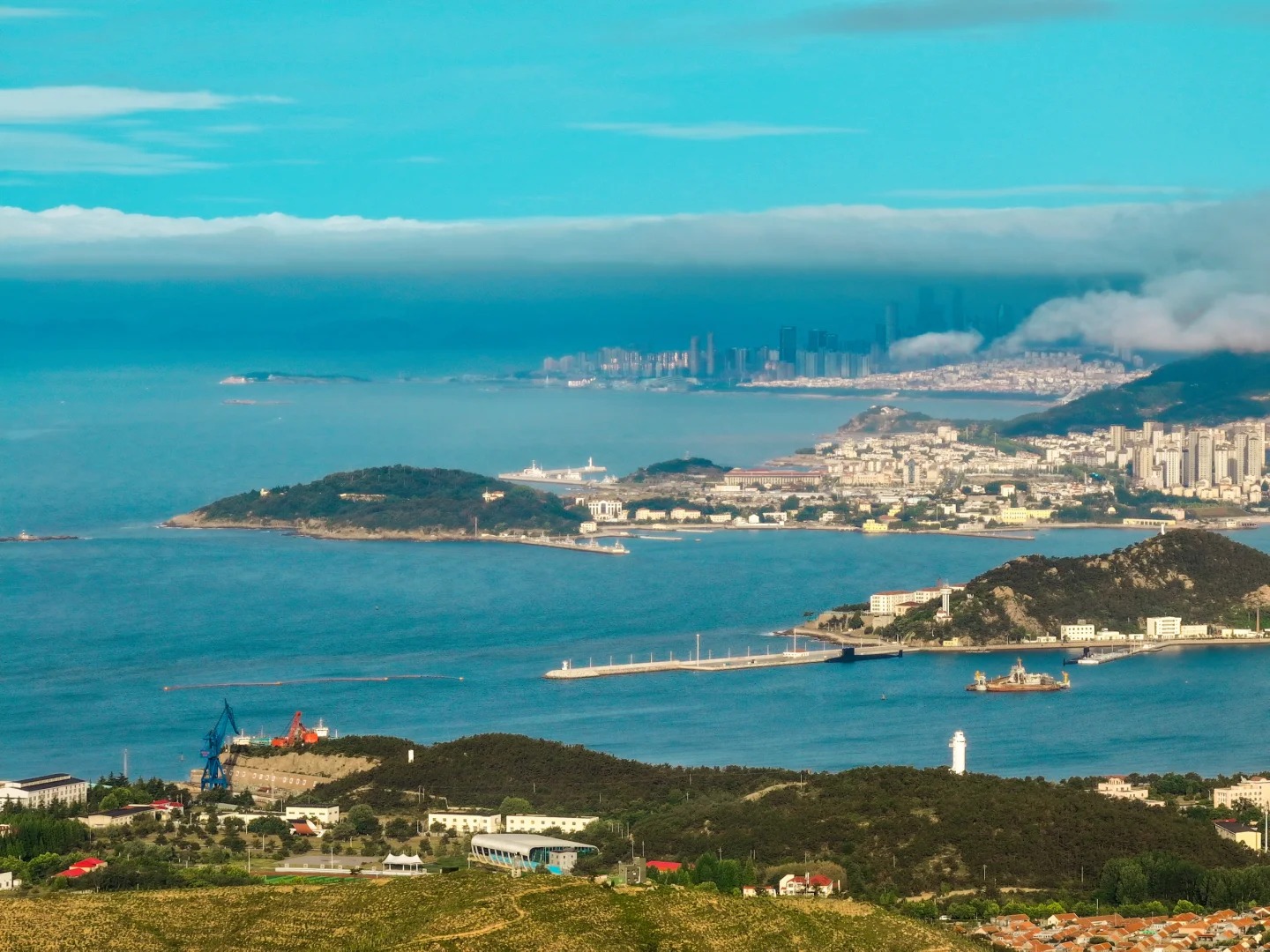 動植物種類繁多，山區林木覆蓋率達62.2%，有森林、灌木叢、草叢、沙生植物等多種植被類型，包括狐狸、獾等多種獸類，杜鵑、鵲鷹、貓頭鷹等鳥類以及鮁、鰳、鮐等200餘種海洋生物