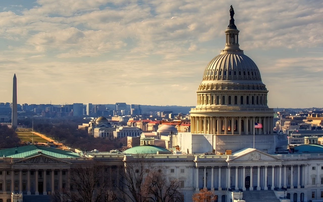 仰望標誌性的國會大廈圓頂和華盛頓紀念碑,在壯麗的天空下熠熠生輝。 仰望標誌性的國會大廈圓頂和華盛頓紀念碑,在壯麗的天空下熠熠生輝。