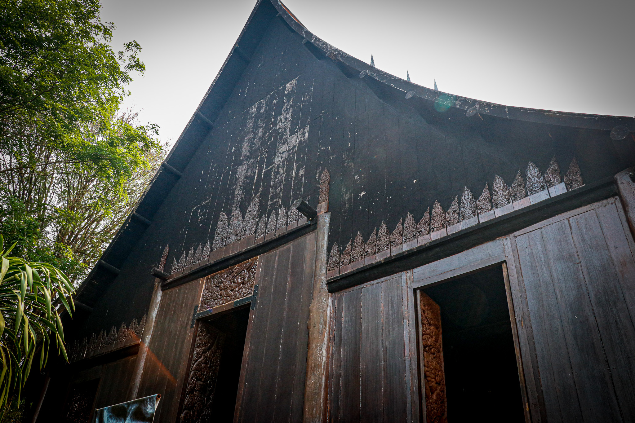 Chiang Mai: Blue White Black Temple in Chiang Rai