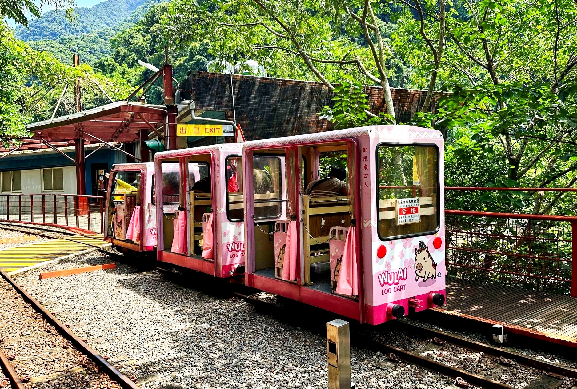 藉著空中纜車將原始自然景觀完整地呈現於國人眼前，又因美景天成，春夏秋冬的演替各有不同之美就如同仙境般，所以取名為”雲仙樂園