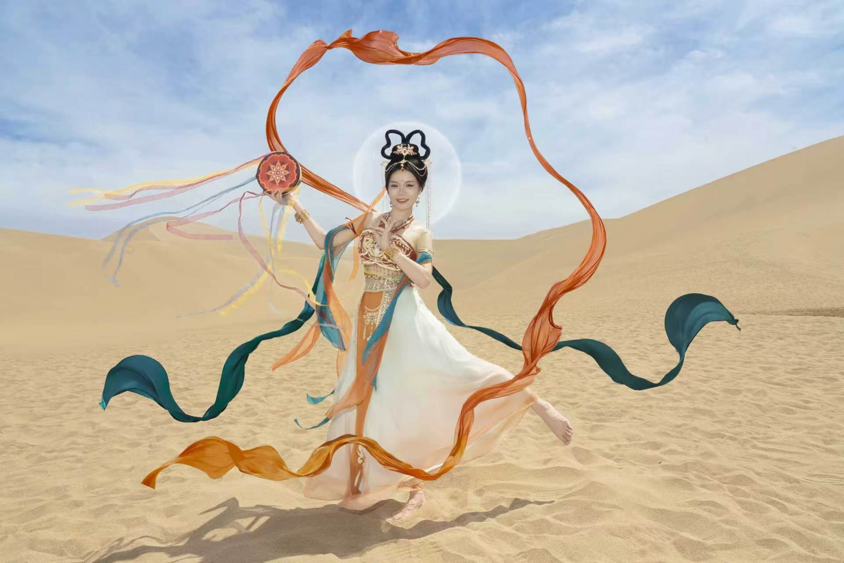 飛天女子手持手鼓,在黃沙間翩然起舞 飛天女子手持手鼓,在黃沙間翩然起舞
