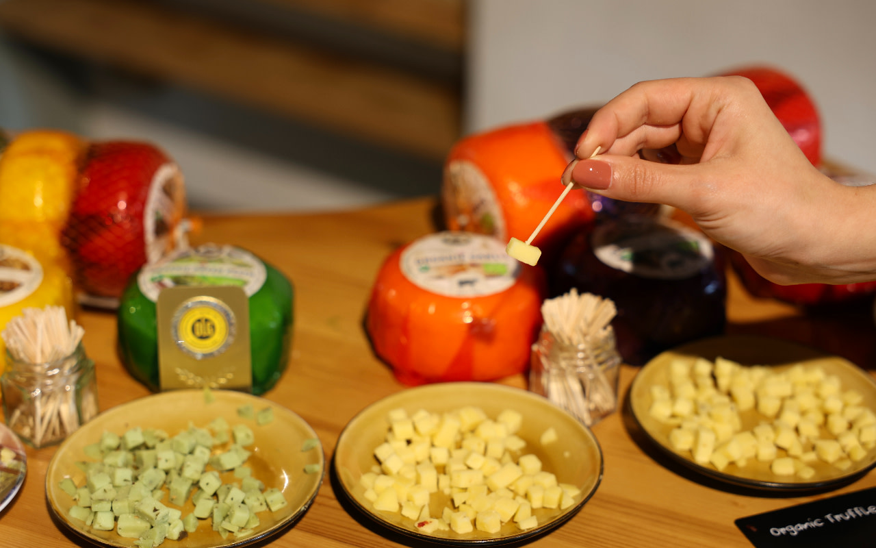 造訪 Henri Willig 起司農場，參觀高達起司的製作過程，並盡情享用美味的試吃樣品。