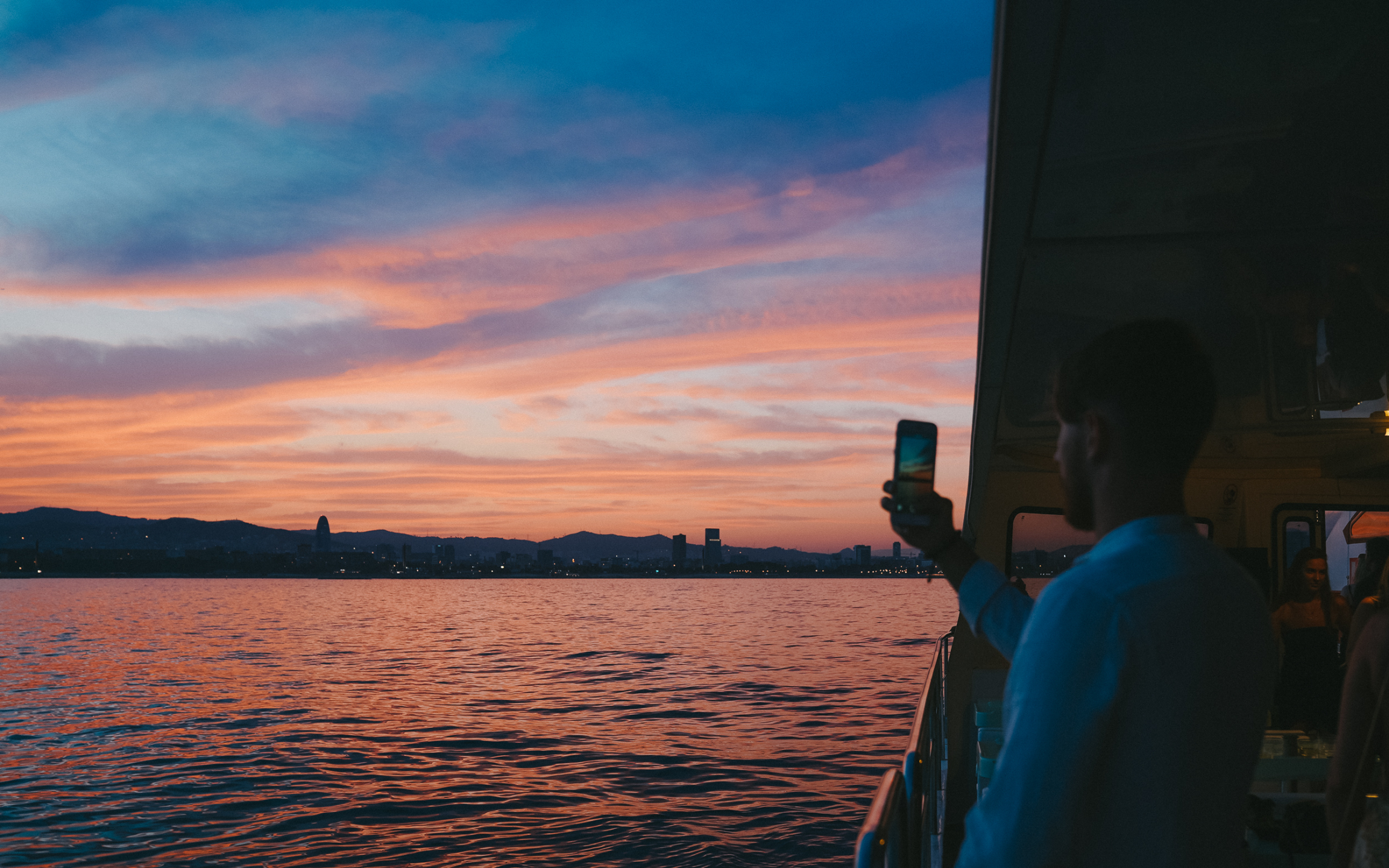 從地中海欣賞巴塞隆納的天際線，絕對給你獨一無二的感受！