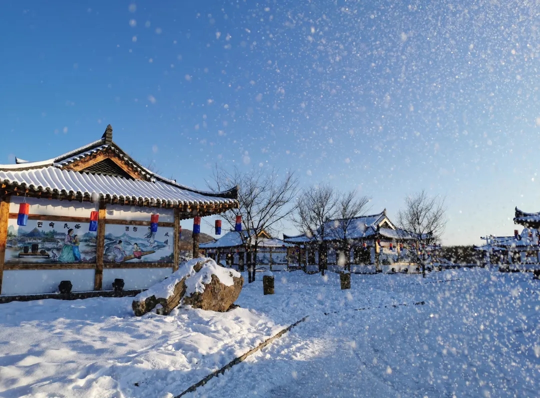抵達延吉【朝鮮民俗園】。朝鮮族的傳統服飾為保留了傳統特色的服飾式，朝鮮服特點是色彩分明，簡潔大方， 端莊賢淑。換上心愛的朝鮮民族服飾變身朝鮮在逃小公舉，可以讓你一秒穿越，回到朝鮮時代的小街巷。