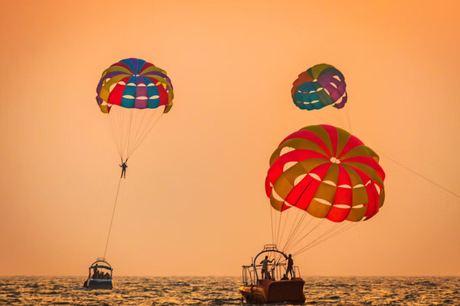 Candolim Beach: Parasailing