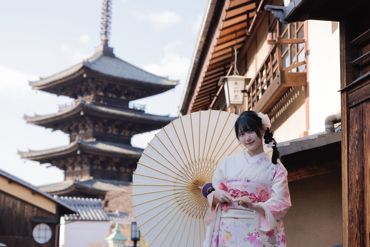 以八坂塔為背景，穿著可愛的和服，留下美好的回憶。
