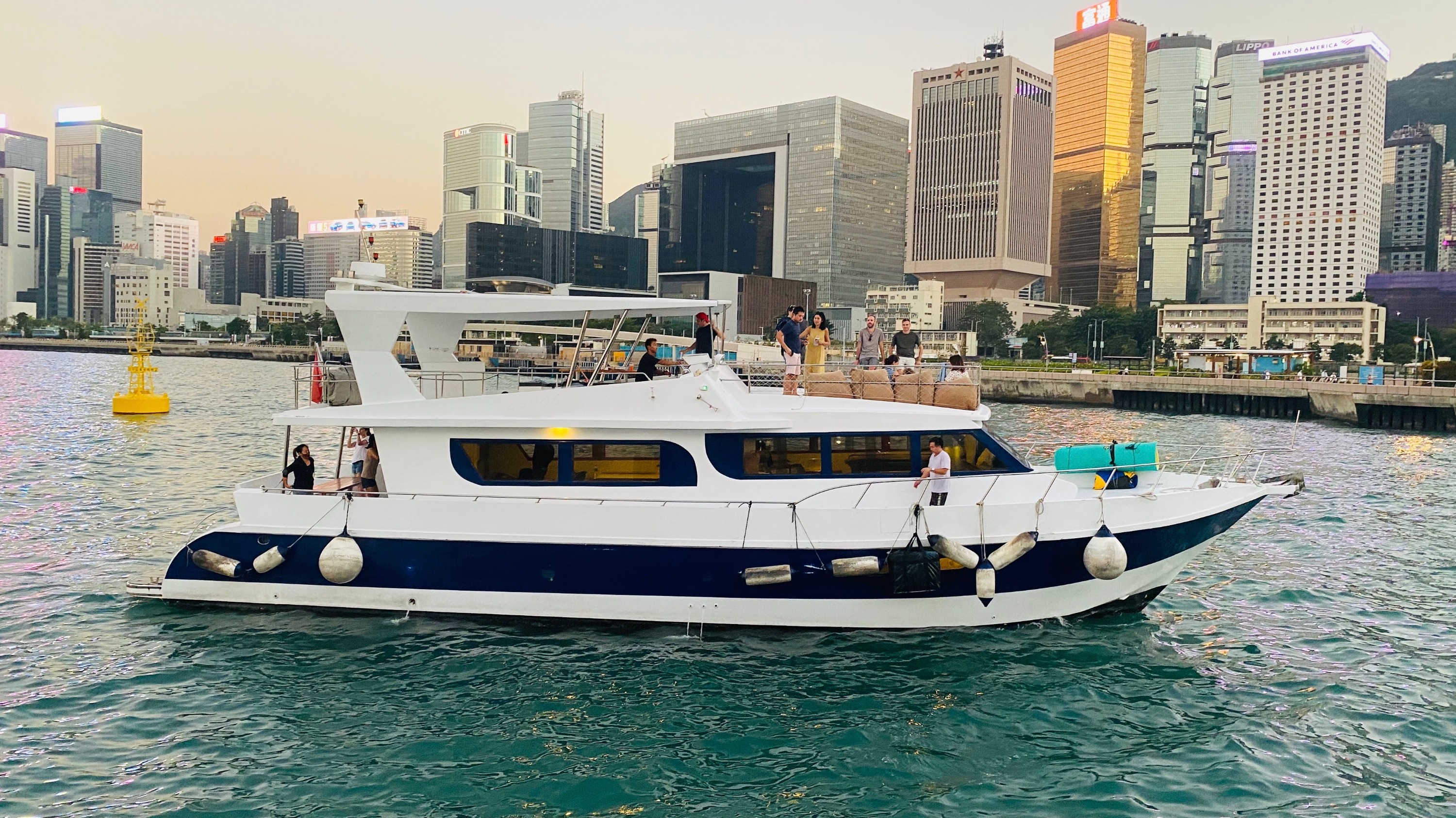西式遊艇出海之旅 夜遊維港 連餐飲 夜釣墨魚魷魚團