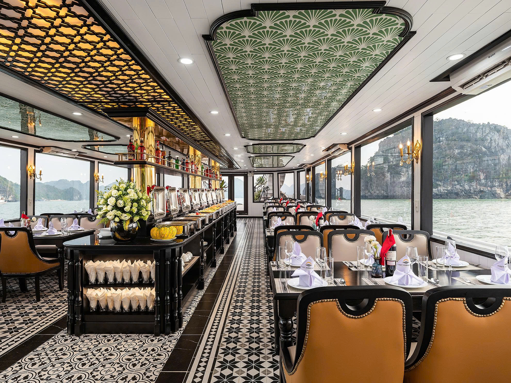 在Cozy Indochine Cruise上盡享精緻餐飲體驗,這裡有美味佳餚與下龍灣的壯麗美景相伴。 在Cozy Indochine Cruise上盡享精緻餐飲體驗,這裡有美味佳餚與下龍灣的壯麗美景相伴。