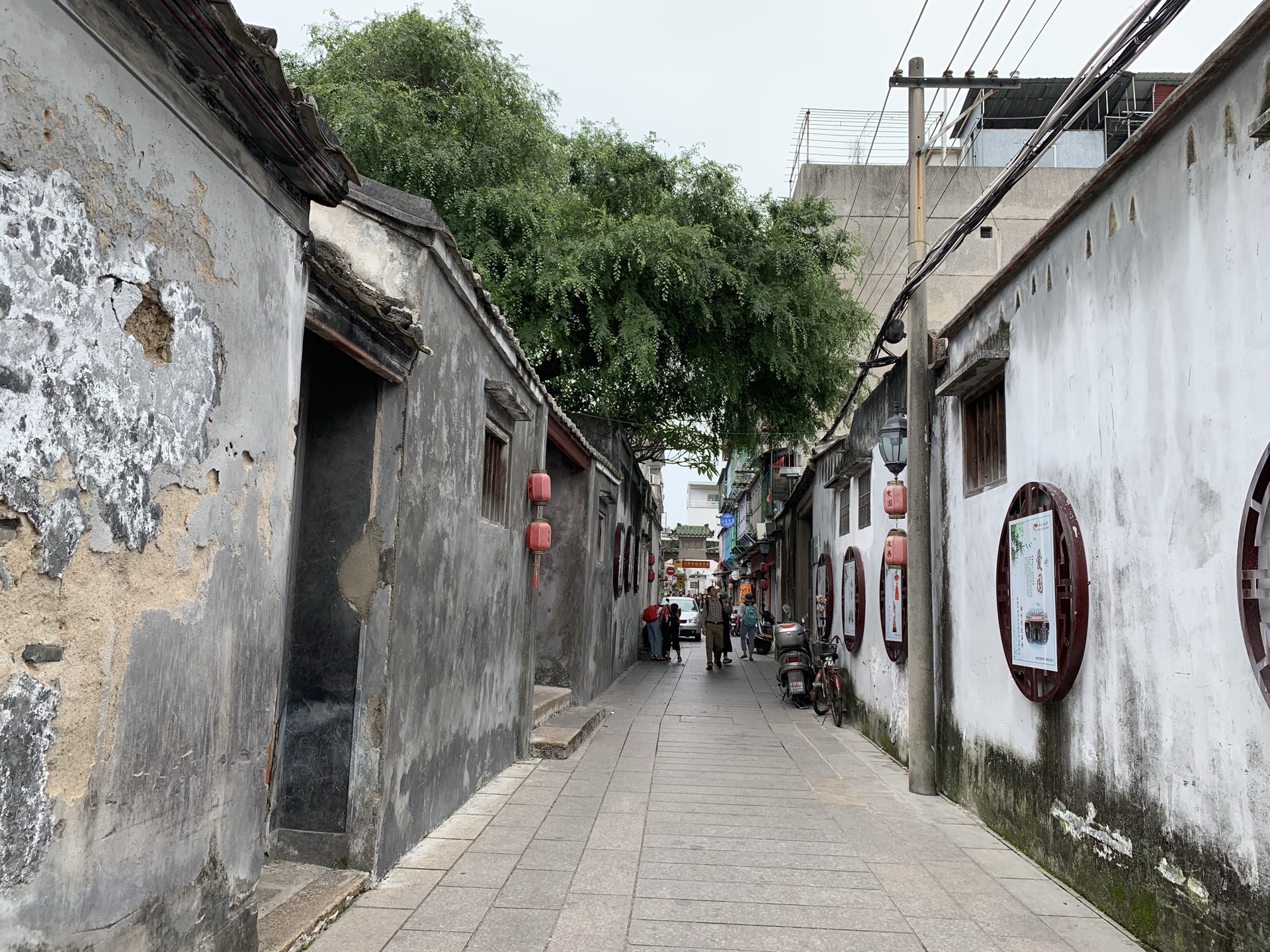 甲第巷:古城中的代表性古巷,古代仕宦商賈聚居地。巷內多座明清宅院的門樓匾額、木雕和壁畫極為精美,是品味傳統民居文化的精華所在。 甲第巷:古城中的代表性古巷,古代仕宦商賈聚居地。巷內多座明清宅院的門樓匾額、木雕和壁畫極為精美,是品味傳統民居文化的精華所在。