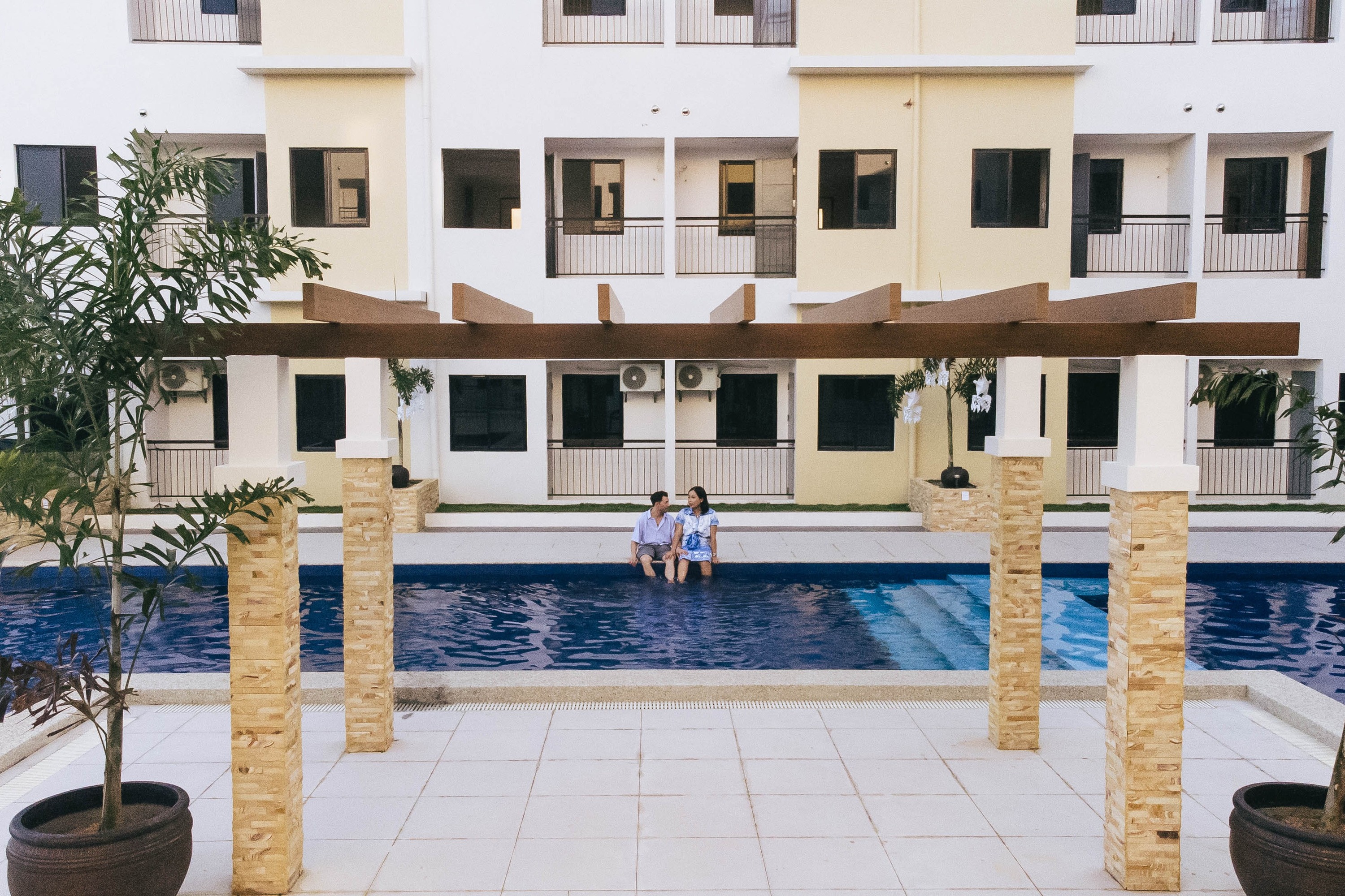 選擇附有房間的通行證，讓您在前往泳池時，能安心將貴重物品存放在房間內！