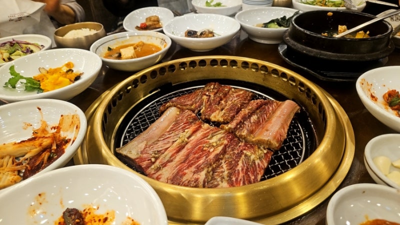 餐點包含：一份125克烤牛小排套餐，搭配韓式大醬湯。這不只是一頓餐點，更像是走進韓劇中的經典用餐場景。
