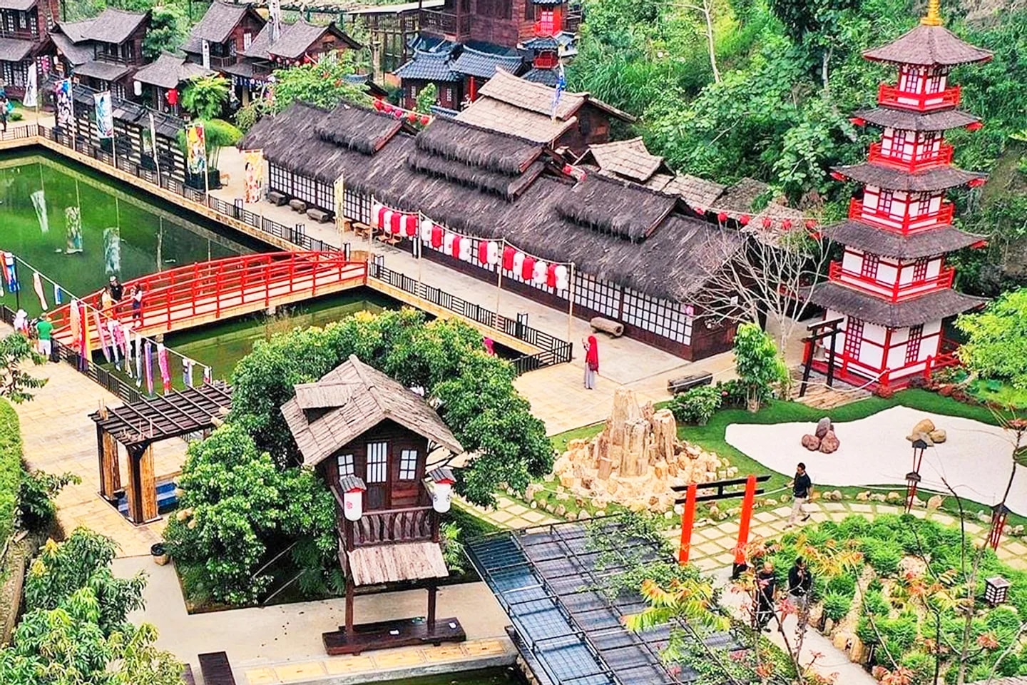 護城河和鬱鬱蔥蔥的花園環繞著宏偉的淺草寺