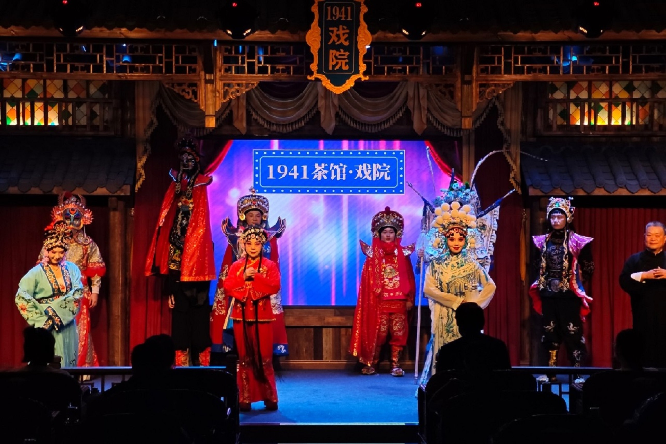 舞臺盛宴名場面！生旦淨醜同臺亮相，扮相精緻、技藝精湛。感受傳統戲曲的震撼魅力，一場大戲盡覽巴渝文化底蘊，精彩絕倫