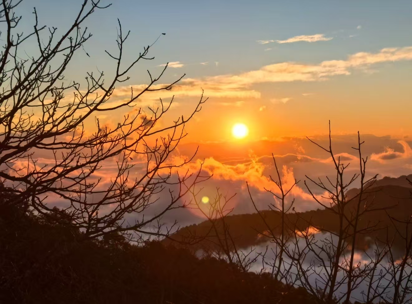雲南昆明哀牢山3天2晚（壯美南恩瀑布+神秘原始森林徒步+輕徒步石門峽+特色傣族集市趕擺）