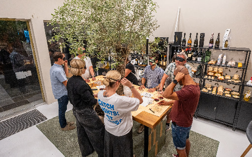 與好友相聚,在品酒的夜晚,一同探索葡萄酒的知識與美味 與好友相聚,在品酒的夜晚,一同探索葡萄酒的知識與美味