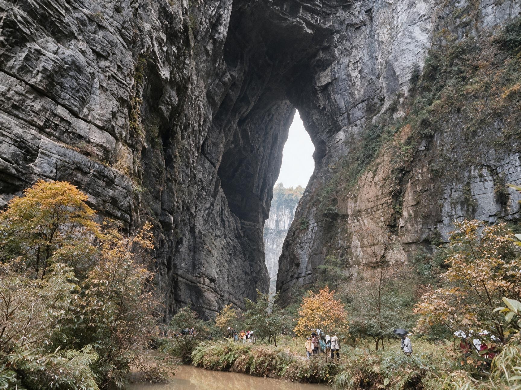 【天生三橋】由億萬年水流侵蝕石灰岩地層形成，三座石橋橫跨峽谷，連接天坑地縫，是喀斯特地貌的典型代表。‌【天龍橋‌】最高大的一座，橋高235米，下方有“天福官驛”（電影《滿城盡帶黃金甲》取景地）。‌【青龍橋‌】垂直落差最大（350米），形似青龍騰空，雨後瀑布飛瀉尤為震撼。‌【黑龍橋‌】橋洞狹長幽暗，洞壁有泉水流淌，形成“三疊泉”“珍珠泉”等奇觀。