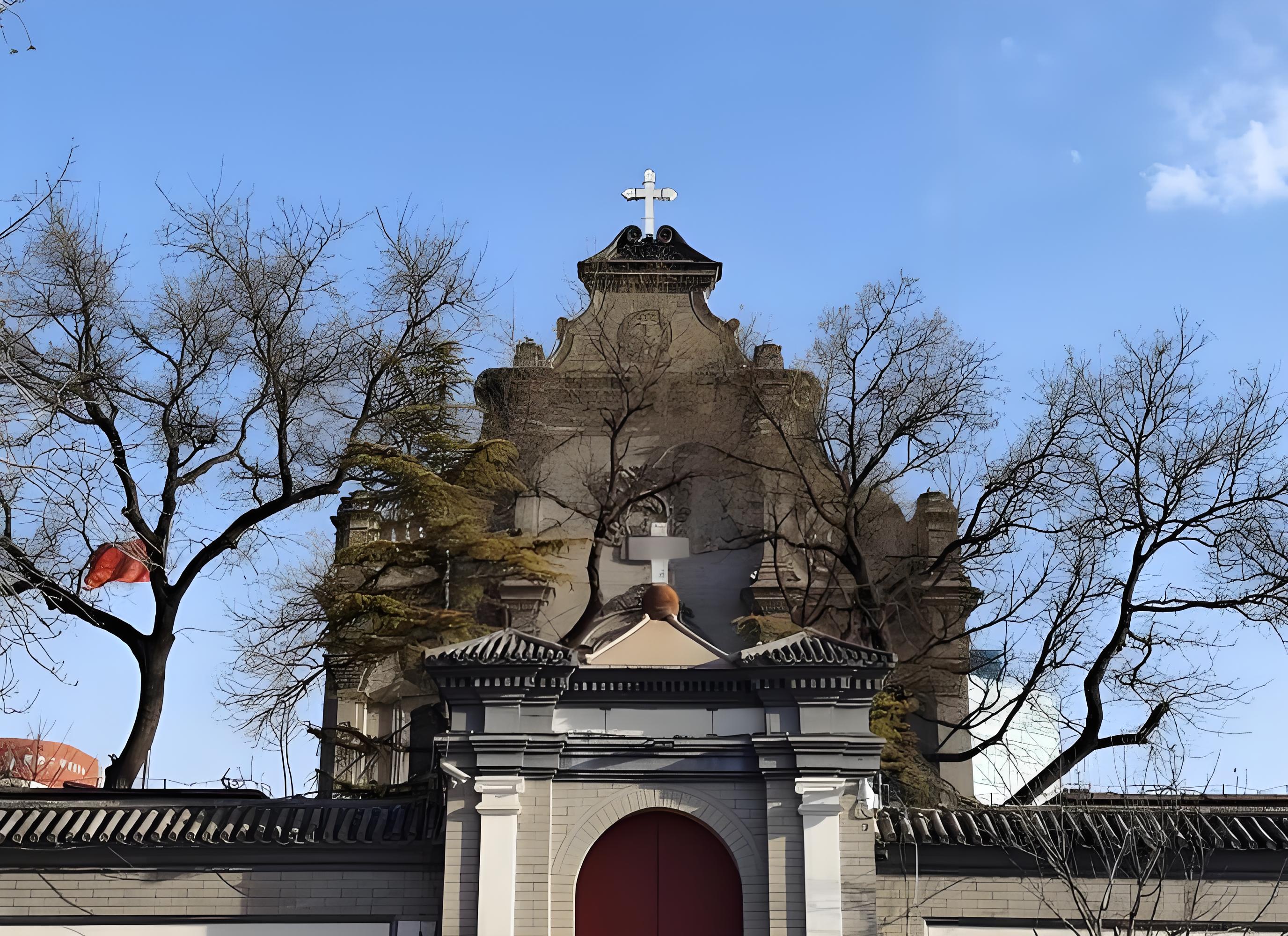 南堂是北京歷史最悠久的天主教堂，由義大利傳教士利瑪竇於1605年創建，現存建築融合中西風格，是中西文化交流的在京重要遺存。