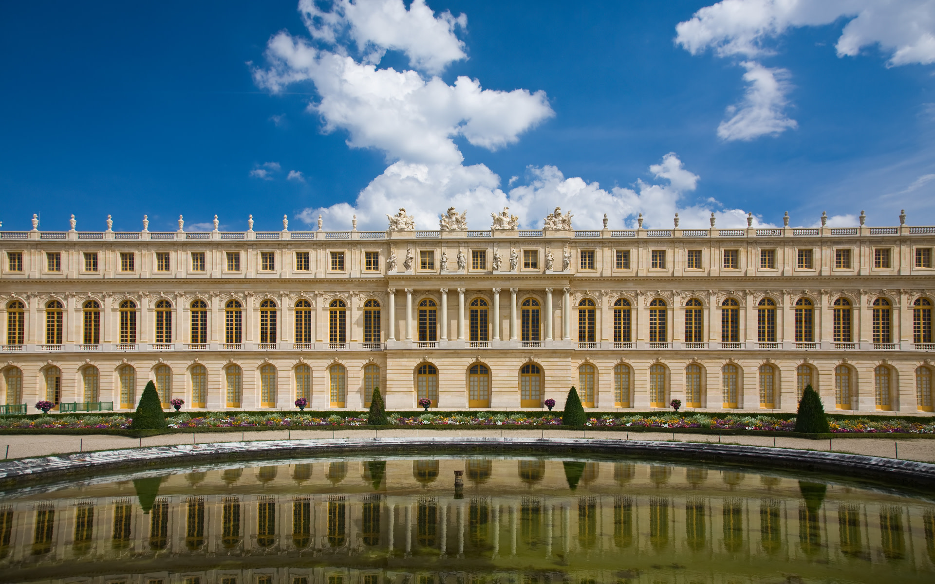 深入探索凡爾賽宮的華麗內部，透過專家解說，揭開皇室歷史與文化的神秘面紗。