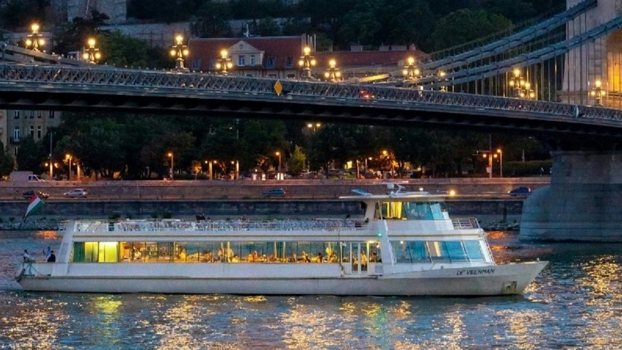 Evening cruise tour with drinks and live entertainment in Budapest